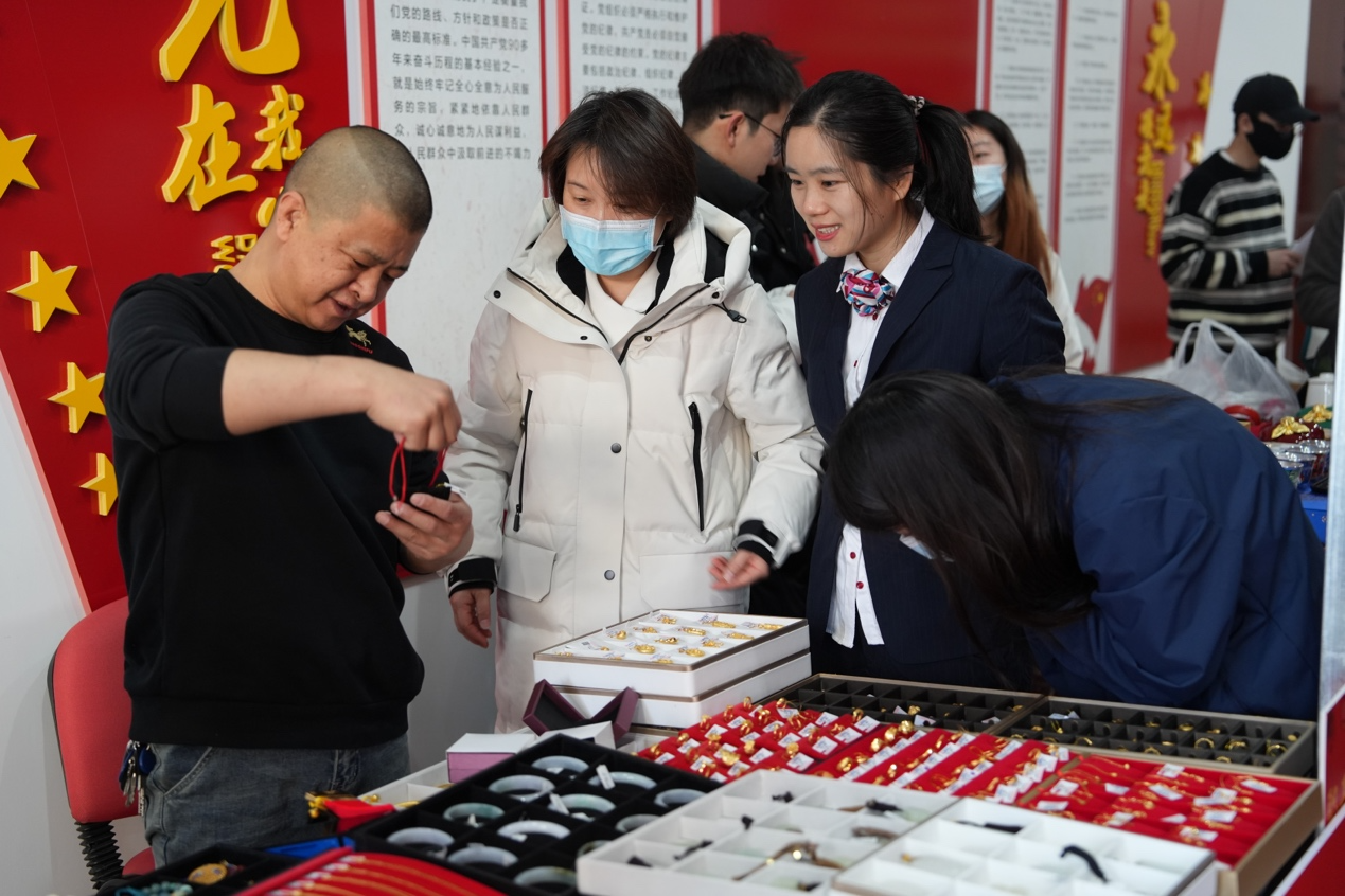 一群男人和女人在切蛋糕

中度可信度描述已自动生成