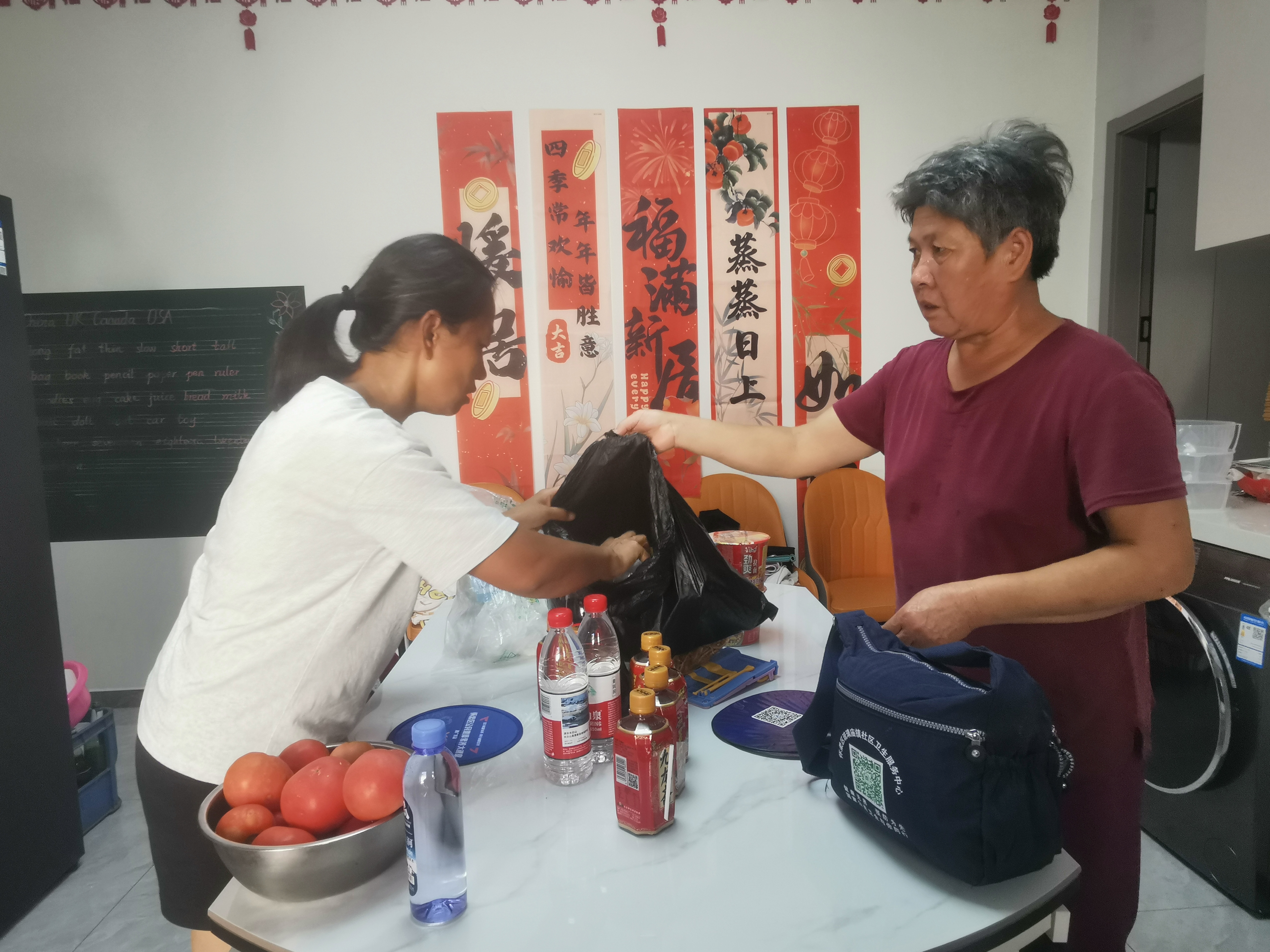 50名电工挨家检修、应急物资送上门……怀柔首批受灾村民重返家园。1