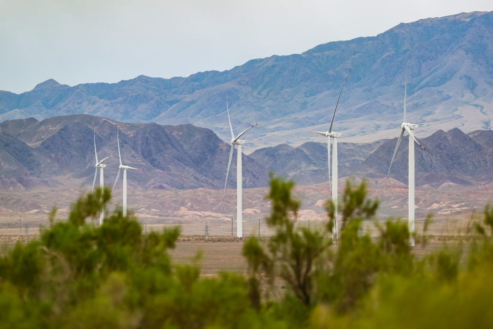 这是2024年6月25日在哈萨克斯坦阿拉木图州谢列克风电场拍摄的风机。哈萨克斯坦谢列克风电项目是中哈高质量共建“一带一路”的标志性项目。新华社记者 白雪骐 摄