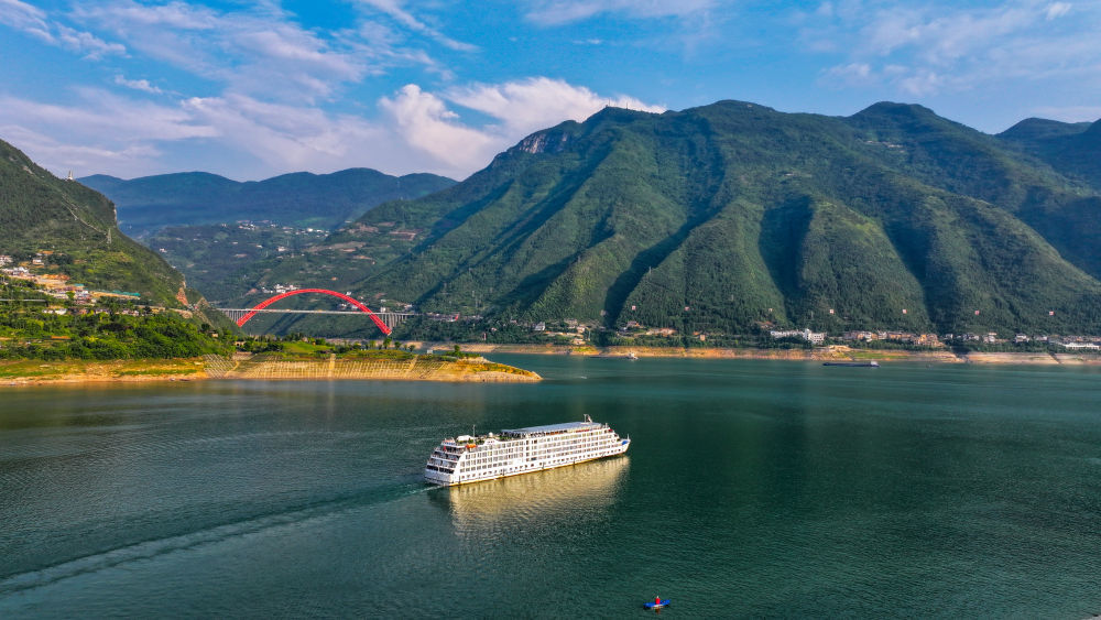 游轮行驶在长江巫峡一带（无人机照片）。新华社记者 王全超 摄