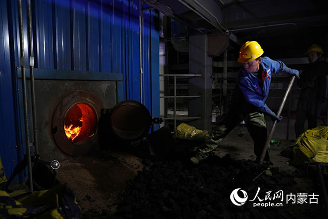 额尔古纳热电厂工人正进行锅炉填煤作业。关志鹏摄