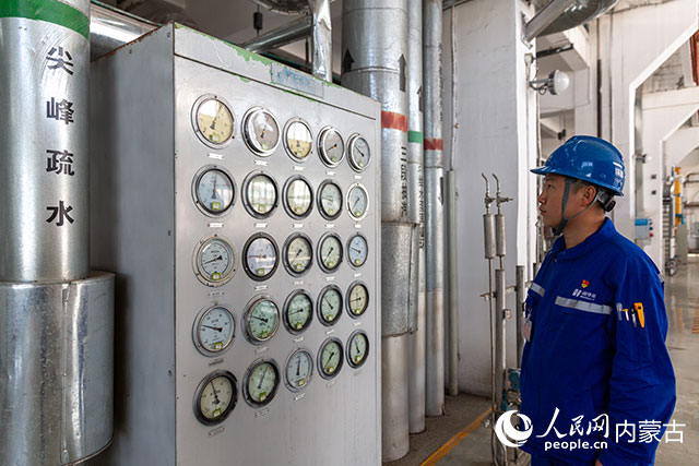 根河热电公司工作人员在检查汽轮机压力表盘。林波摄