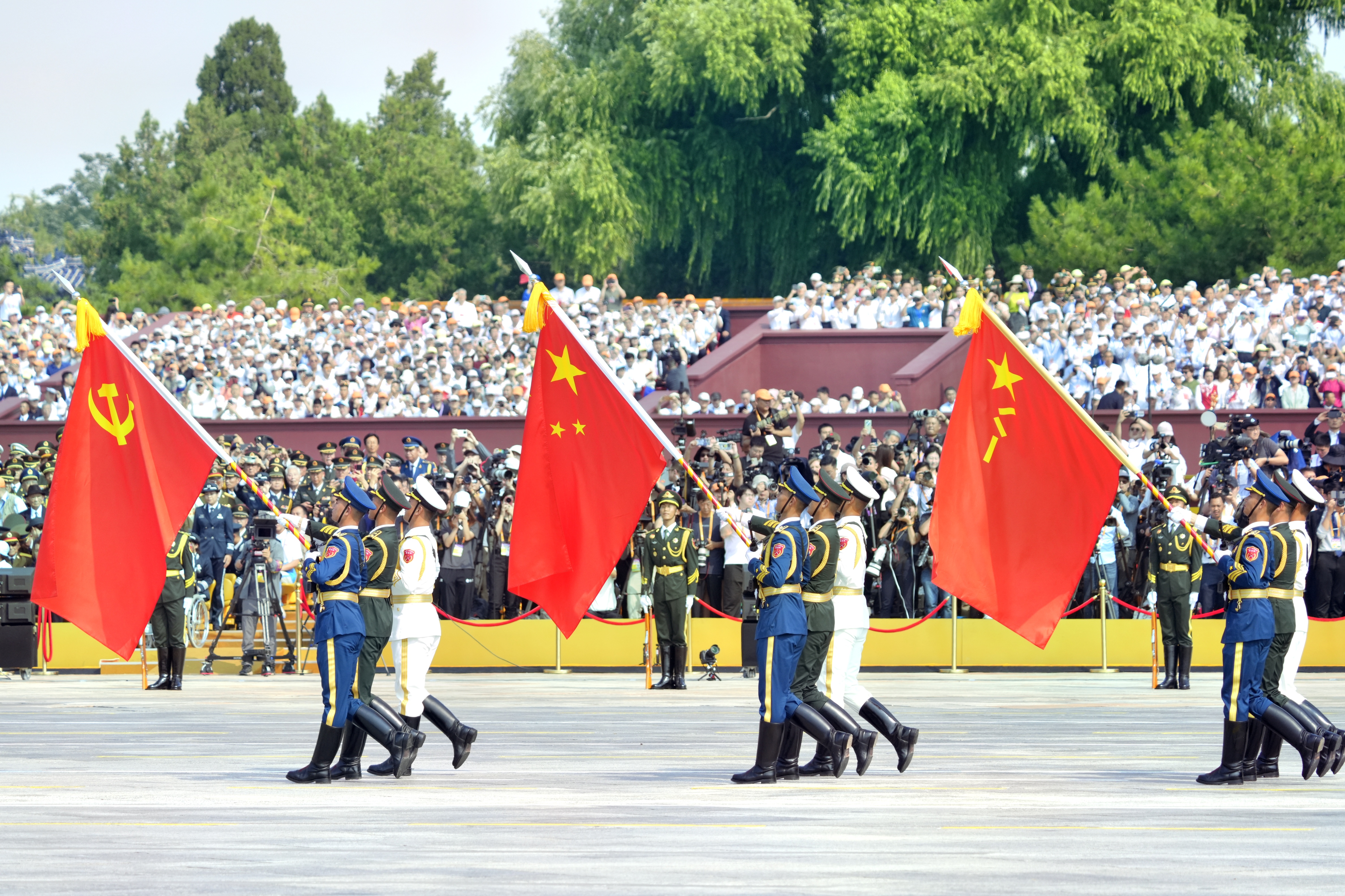和冠欣 仪仗方队三名旗手高擎党旗、国旗、军旗通过天安门广场2