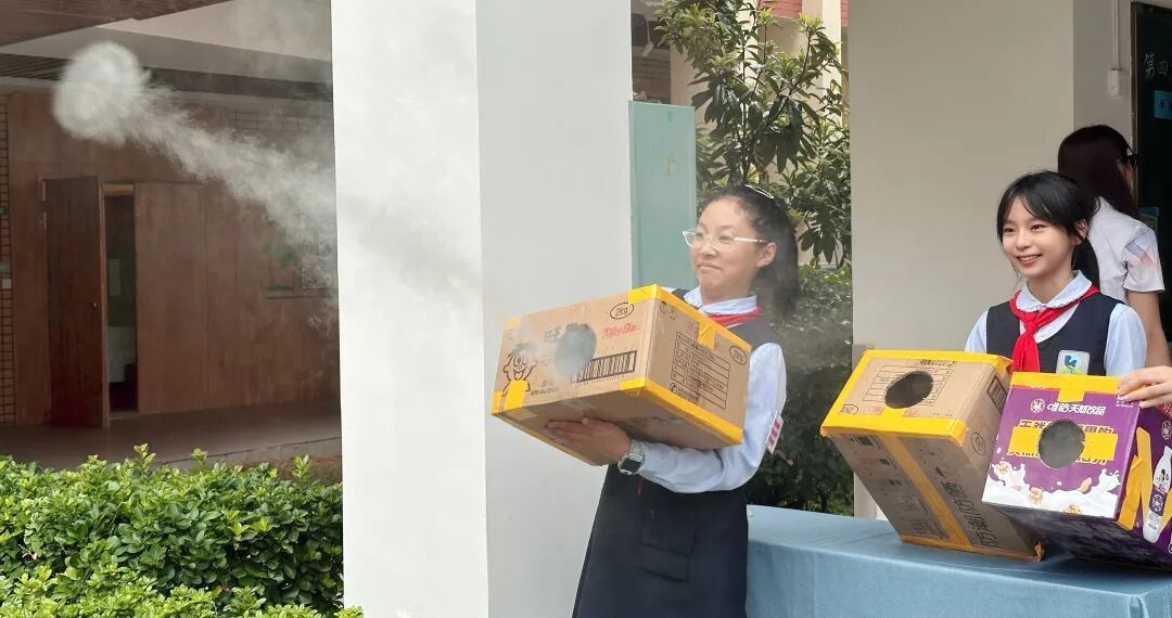 学生们正在体验“空气的力量”实验（央广网发 西安市浐灞第二小学供图）