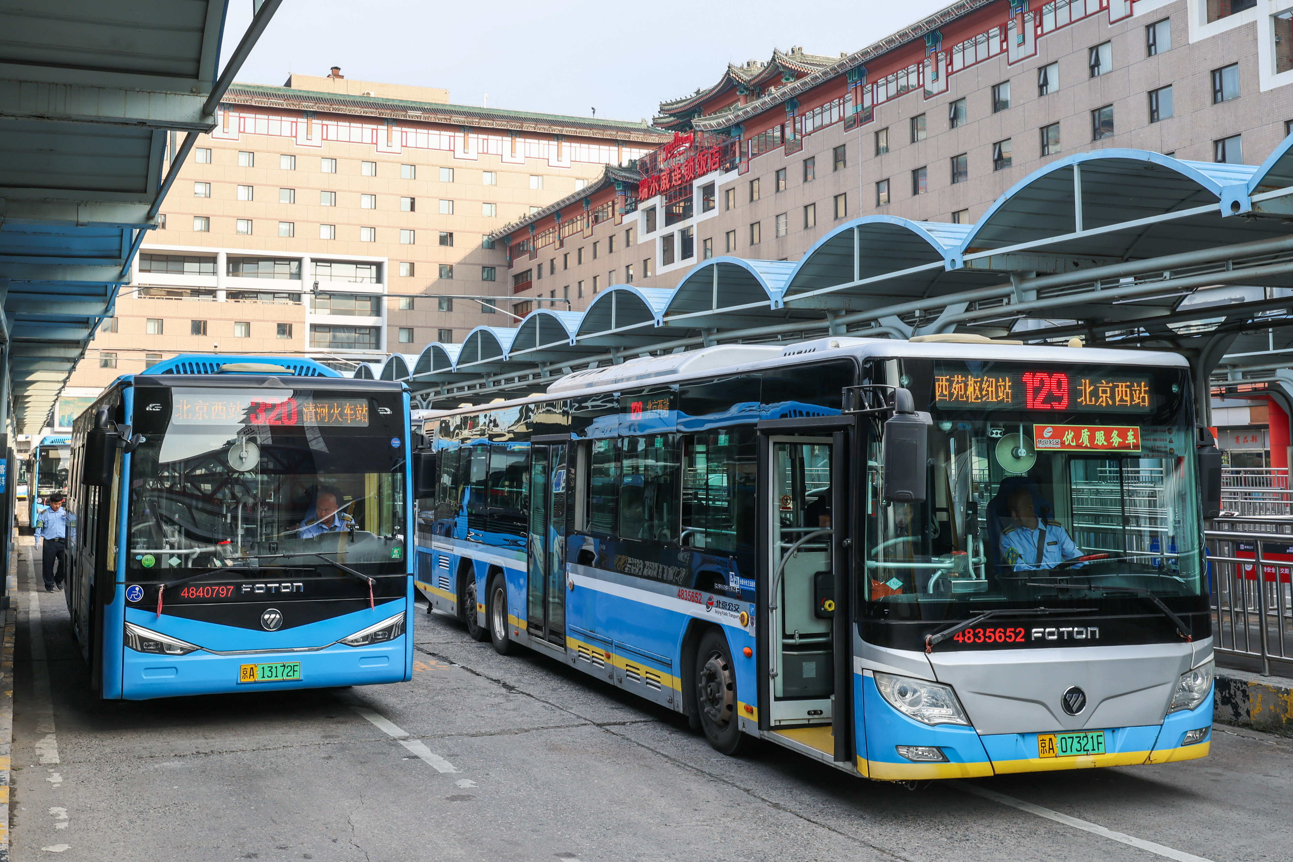 DW251007北京西站返程高峰公交站