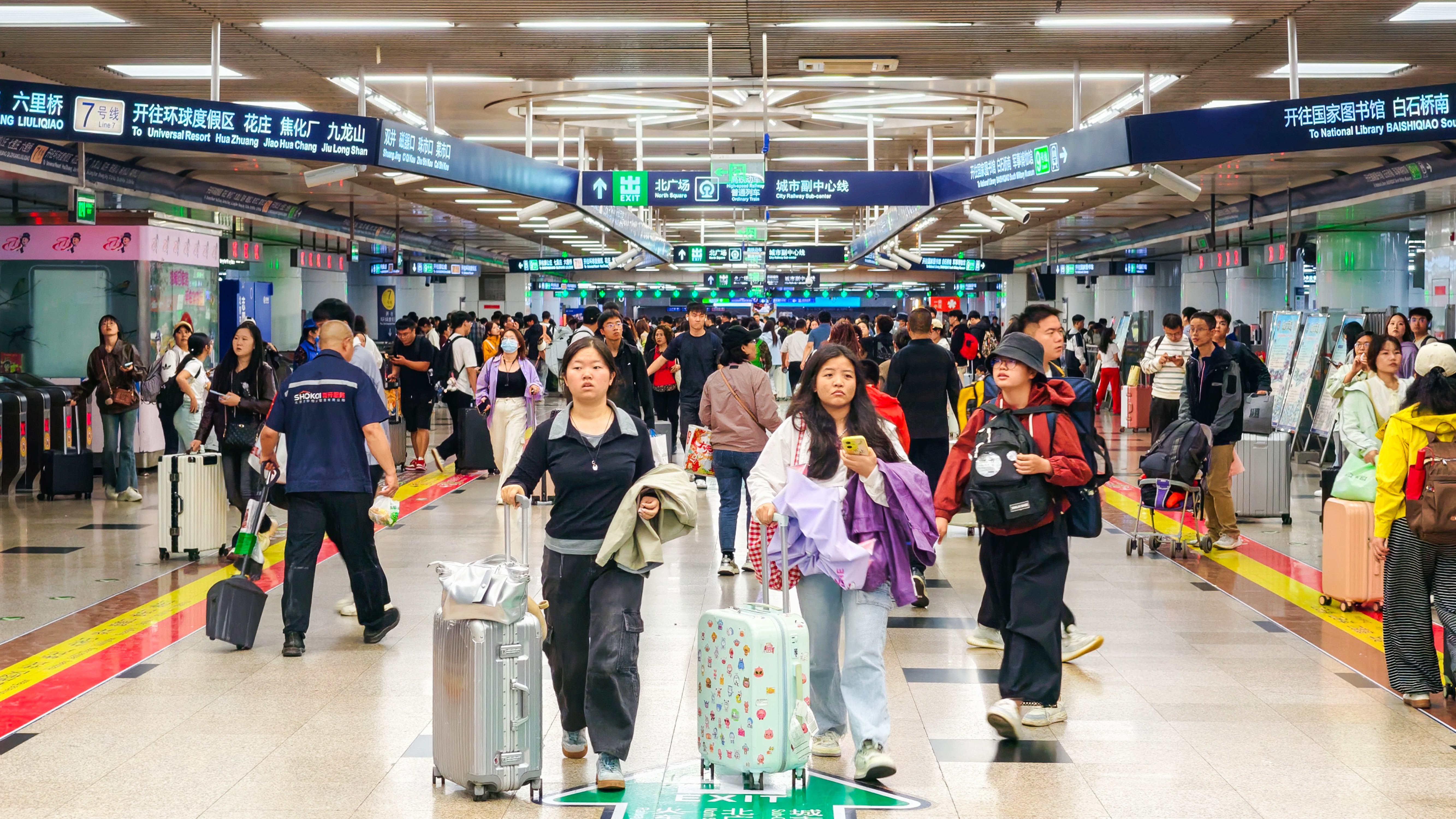 DW251007北京西站返程高峰地铁客流1