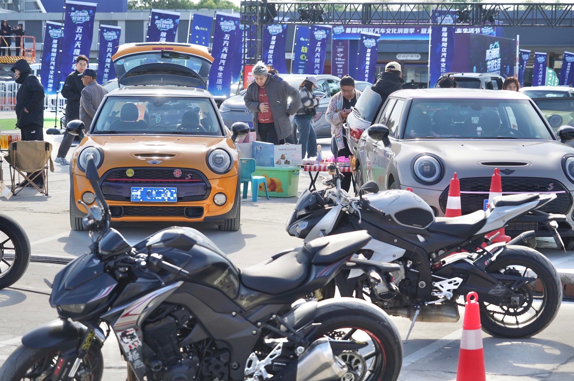 程功251018—朝阳王四营汽车文化节开幕，打造“一站式”汽车服务生态。17