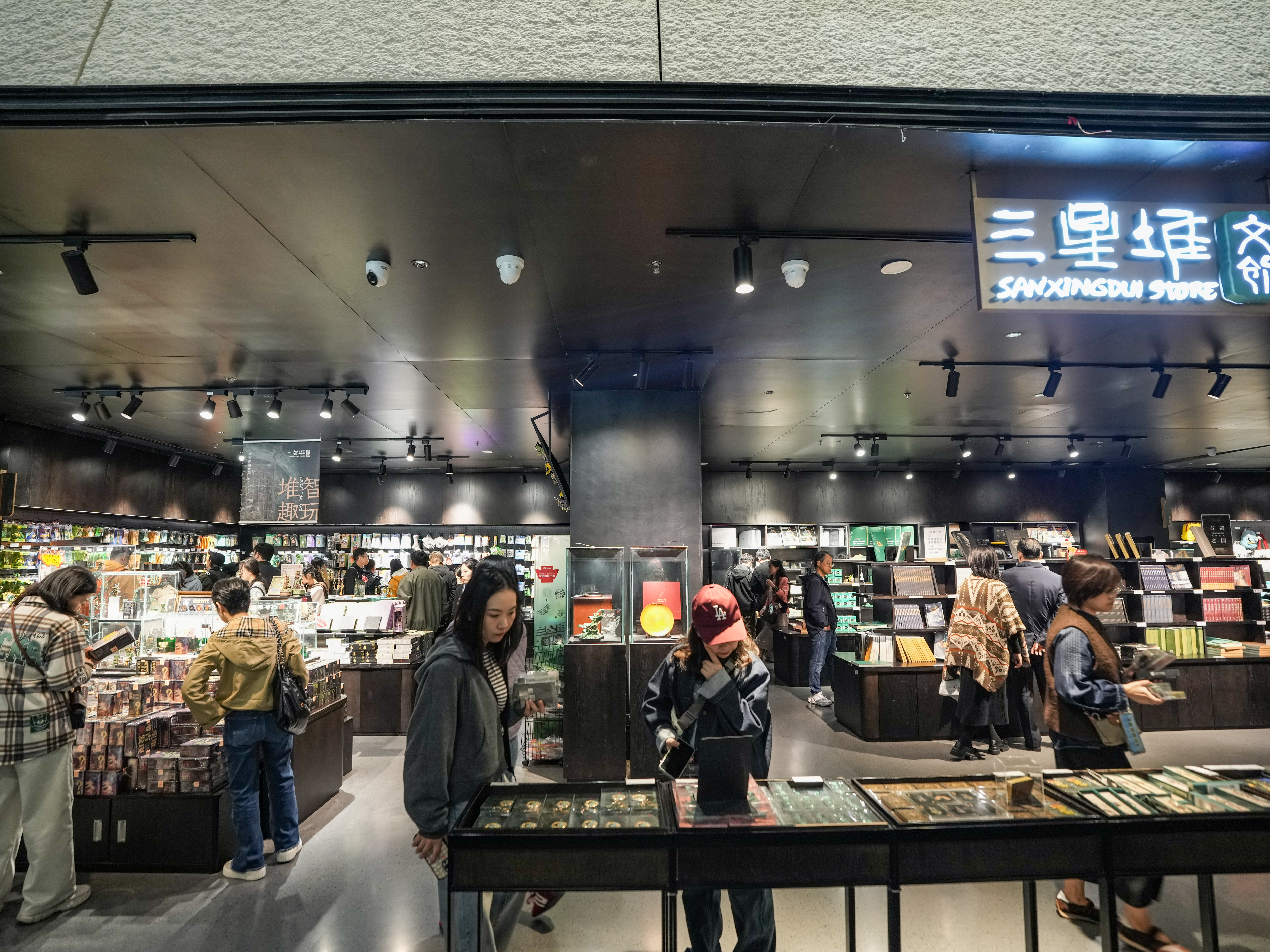 文物的“新展厅”:三星堆文创潮玩的出圈密码_京报网