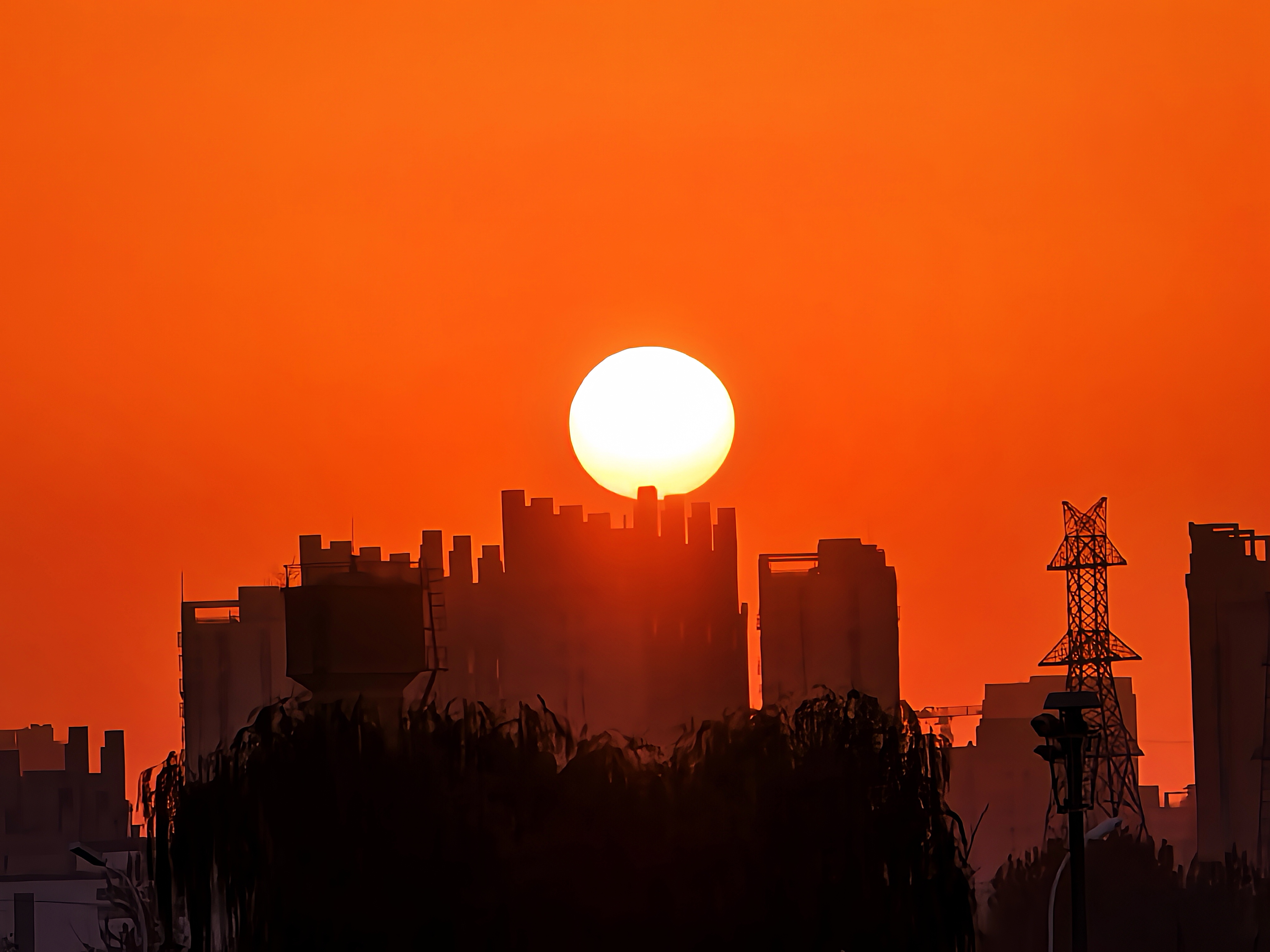北京落日余晖染红天际,城市仿佛被加了滤镜