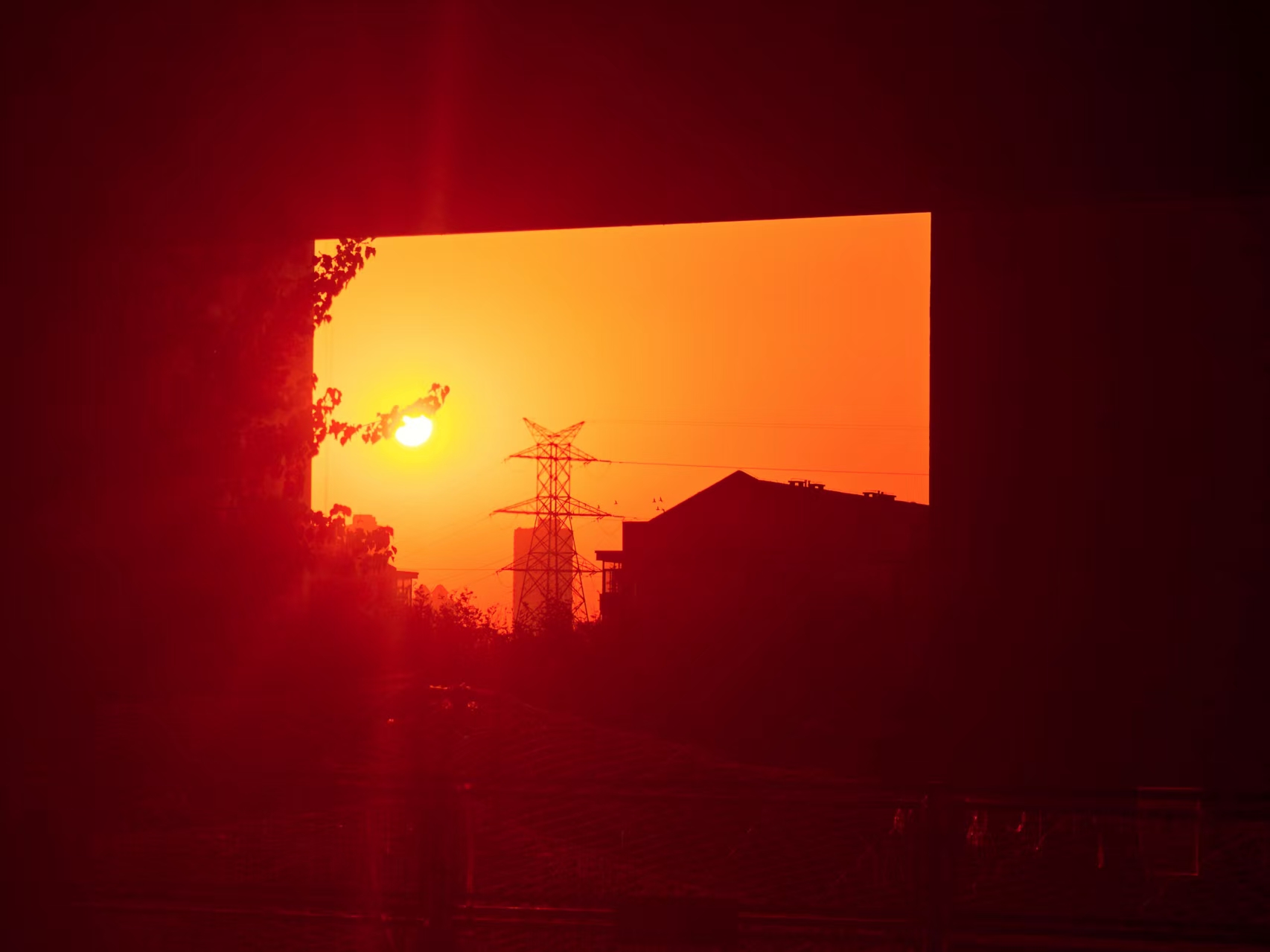 北京落日余晖染红天际,城市仿佛被加了滤镜