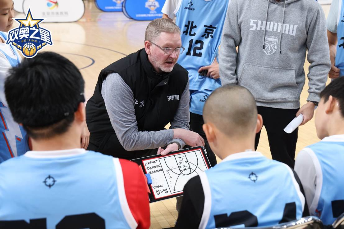 一群穿着白色衣服的男人

AI 生成的内容可能不正确。