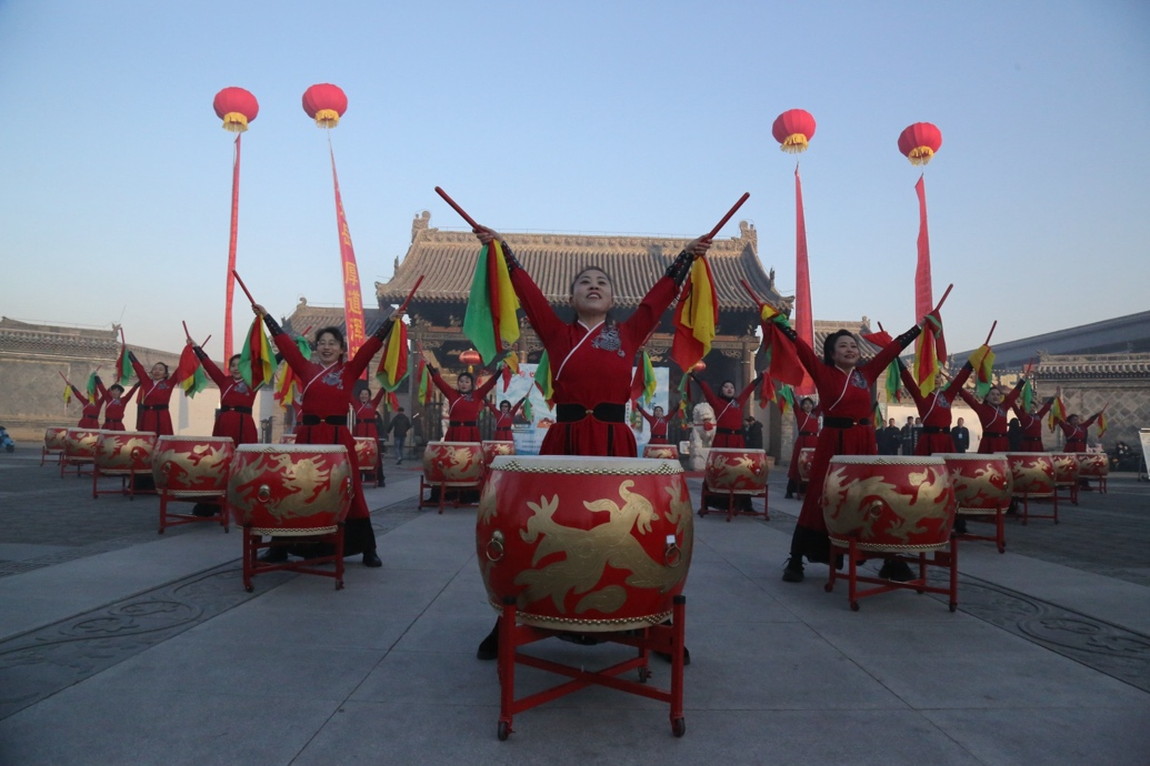 沙滩上有许多人

AI 生成的内容可能不正确。