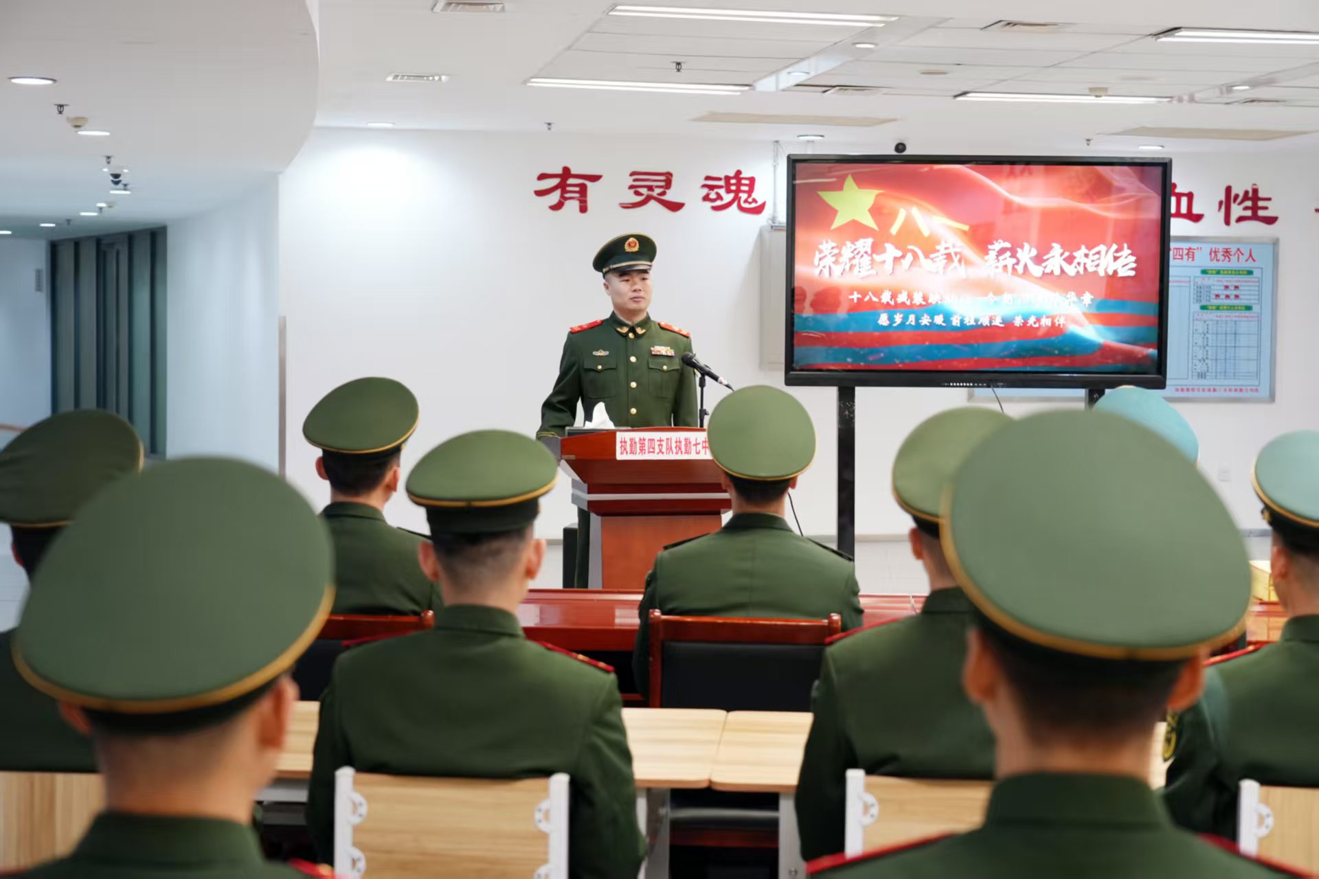 一个人的退伍仪式也有满满敬意,老兵留下万字执勤心得