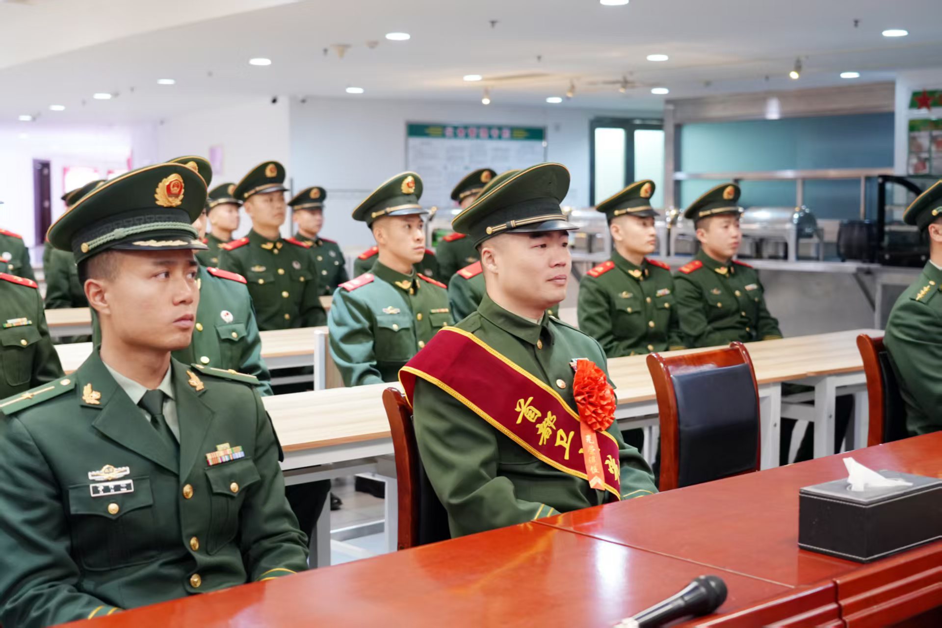 一个人的退伍仪式也有满满敬意,老兵留下万字执勤心得