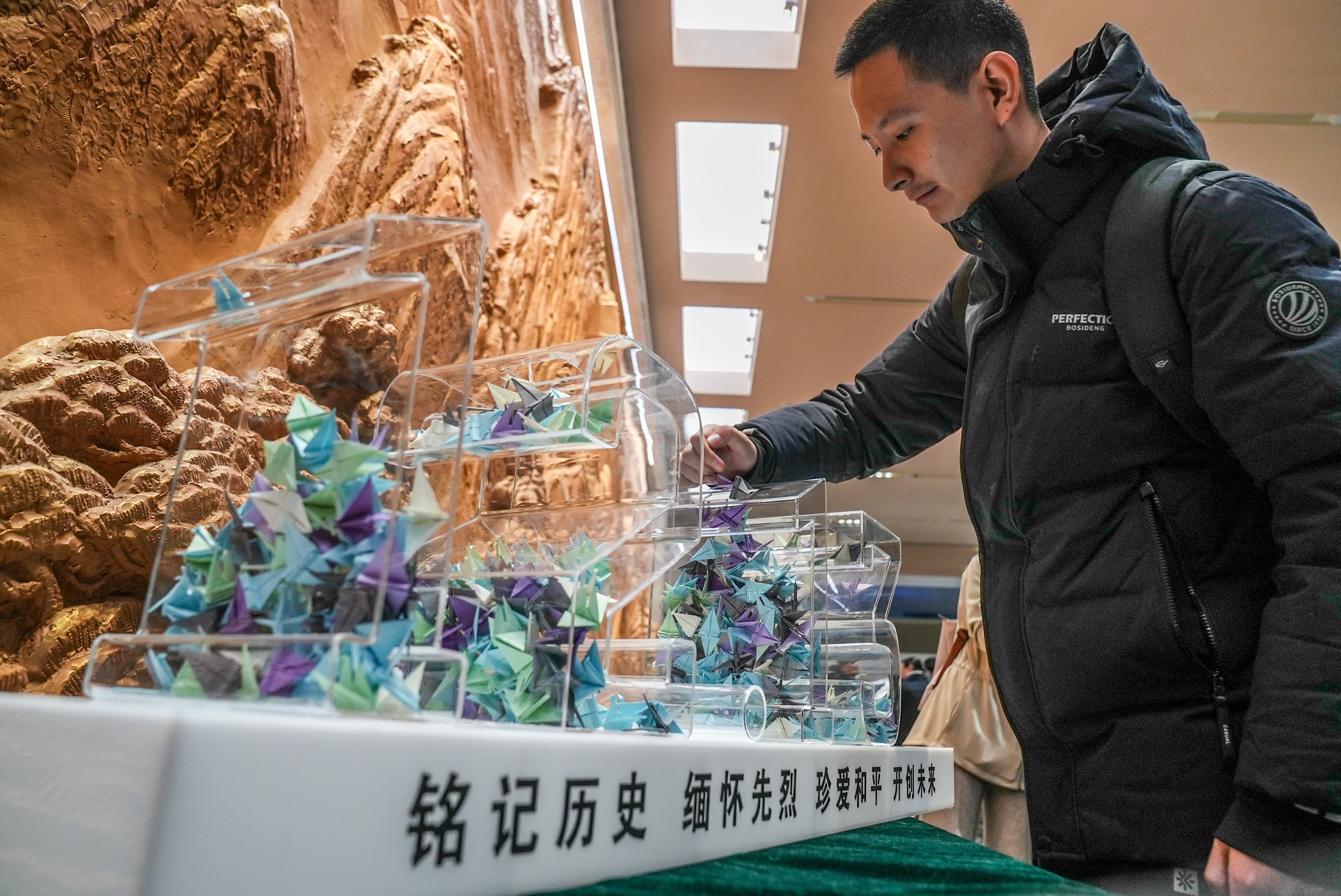 wyb251213-抗战馆大屠杀死难者悼念活动（牛伟坤）7