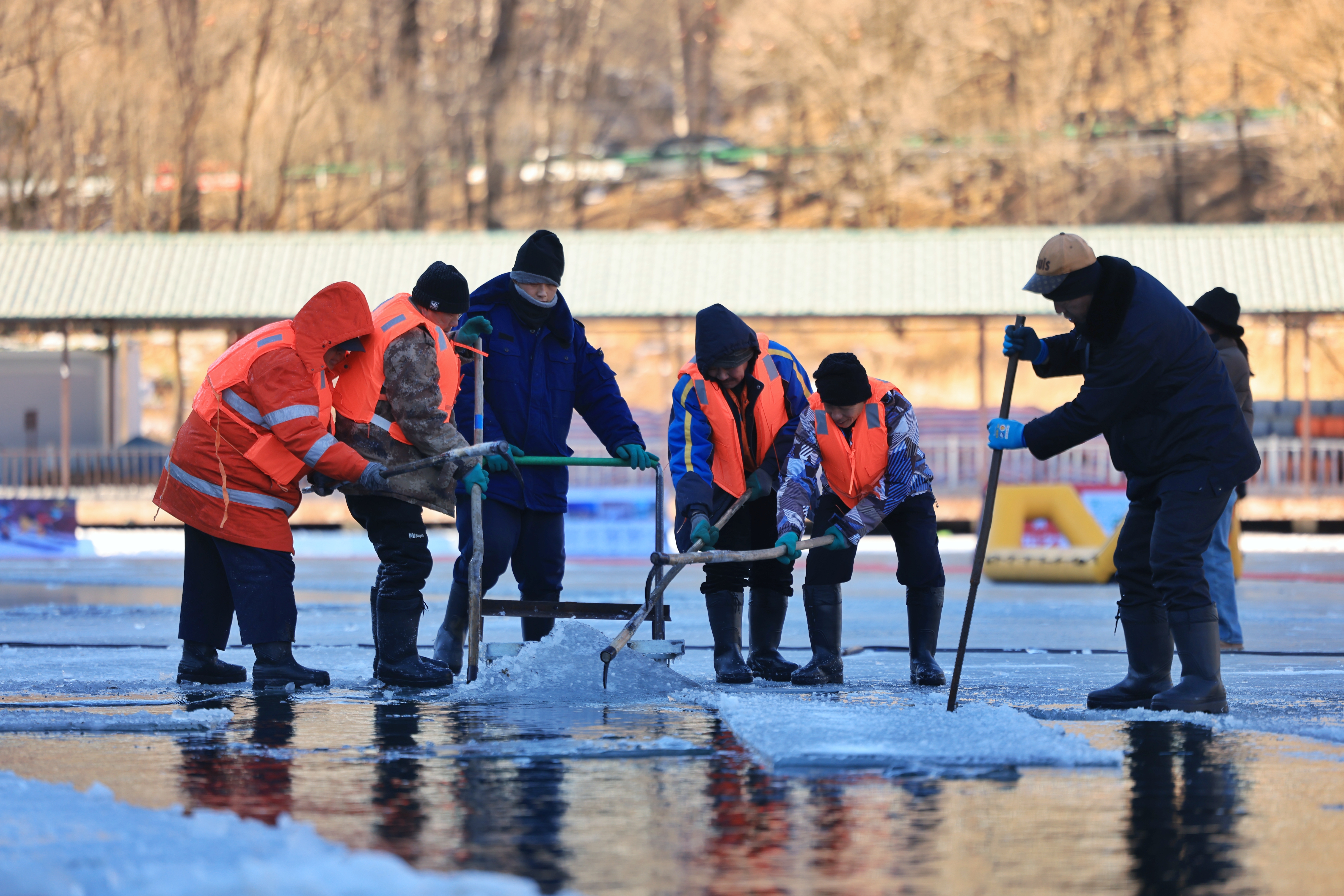 pzw251220龙庆峡冰灯艺术节玉渡山采冰1