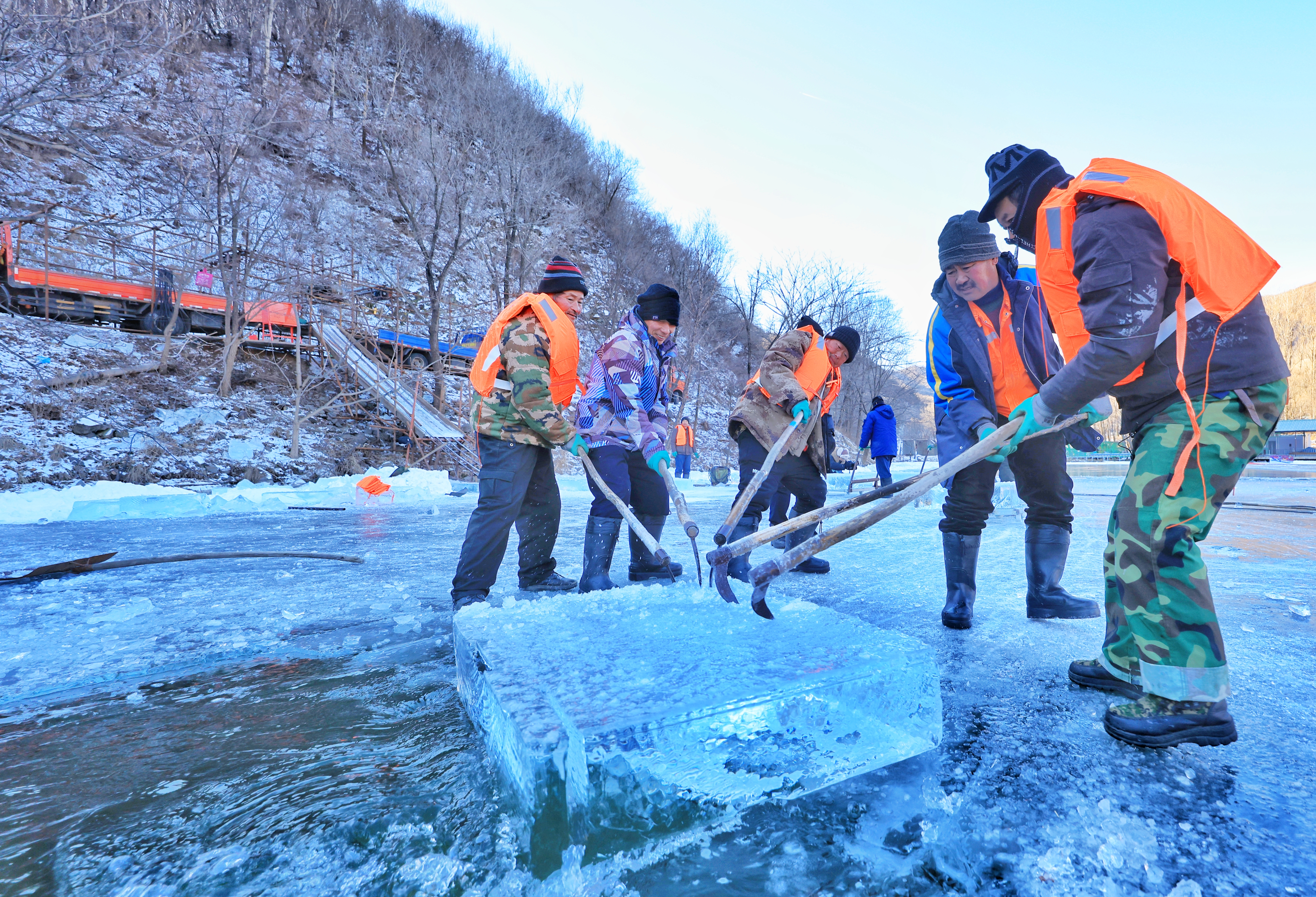 pzw251220龙庆峡冰灯艺术节玉渡山采冰4