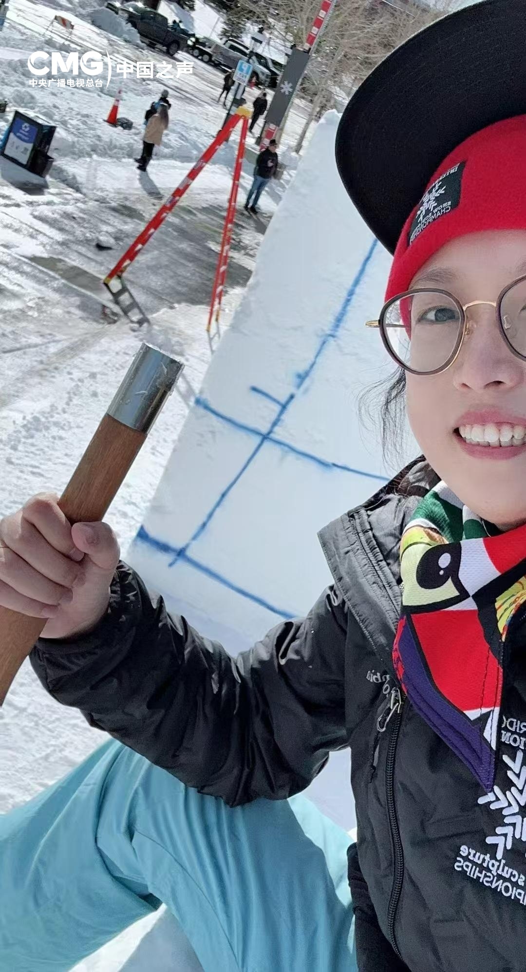 冰雪大世界里打滑梯的女孩成了雕冰雪的人