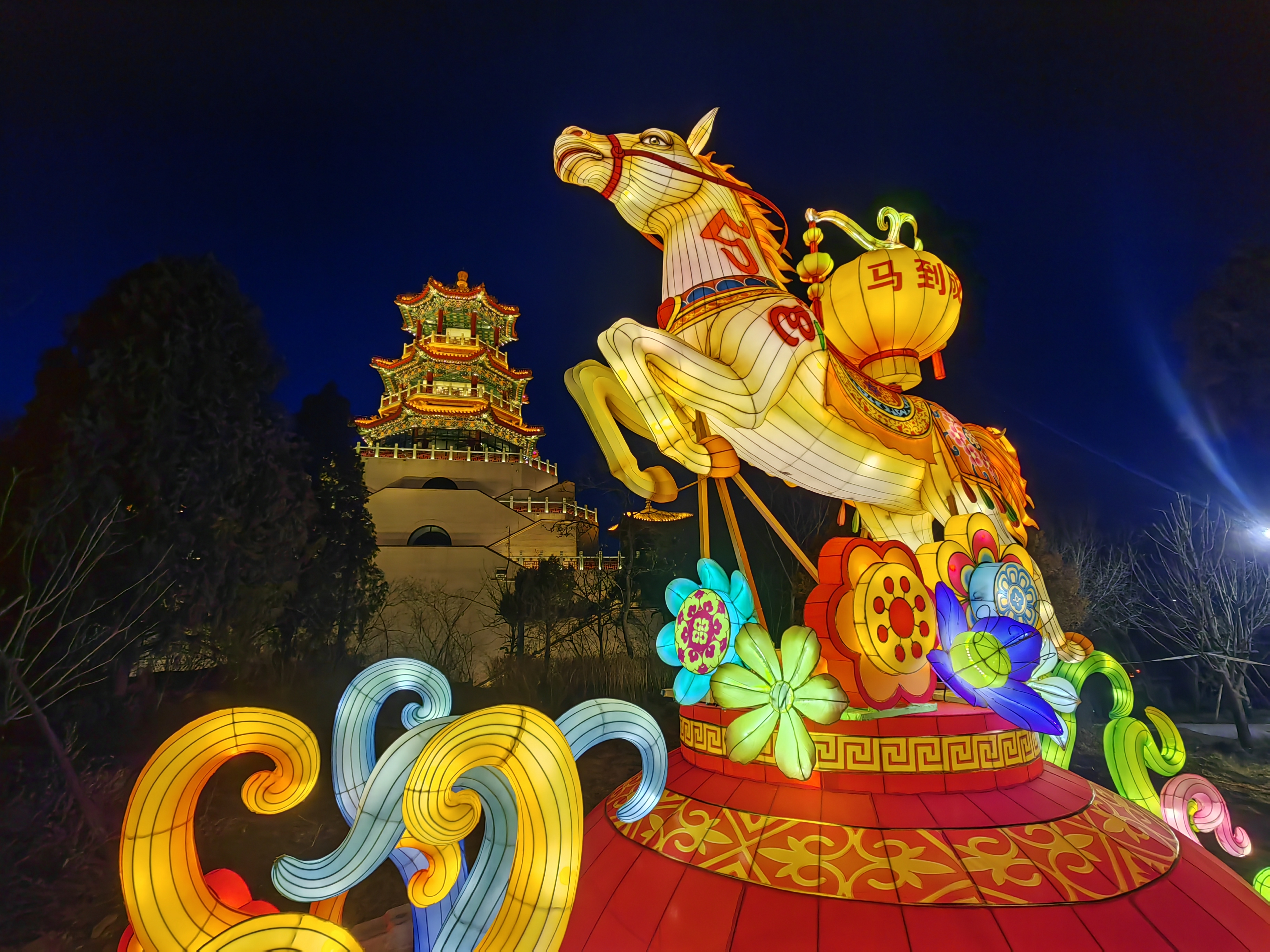 首钢园流光溢彩迎新年