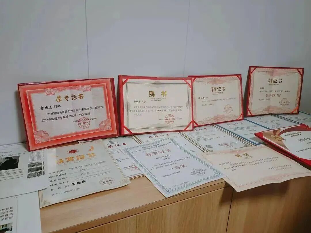定州舰为救人牺牲的退役军人金城龙举行悼念活动