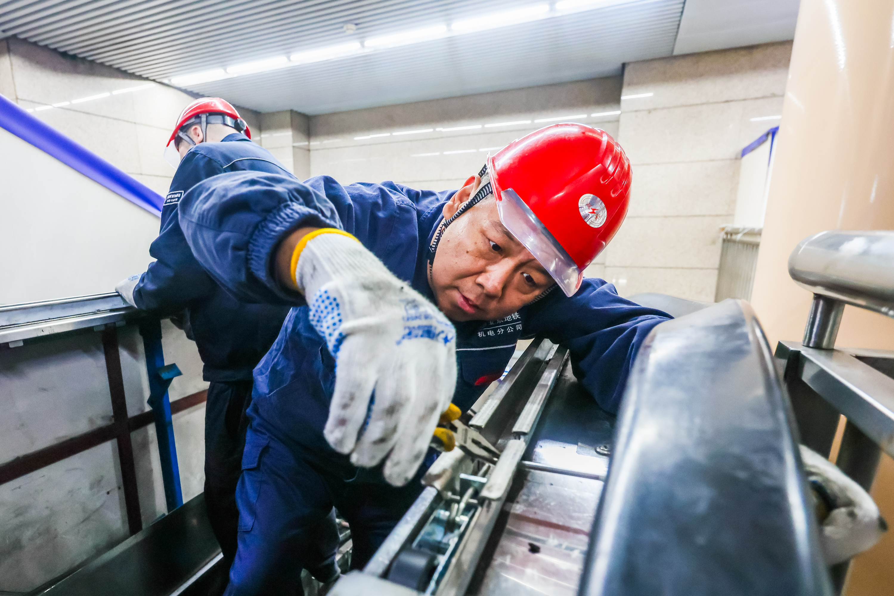 DW260219节日我在岗地铁电梯维修汪轶群3