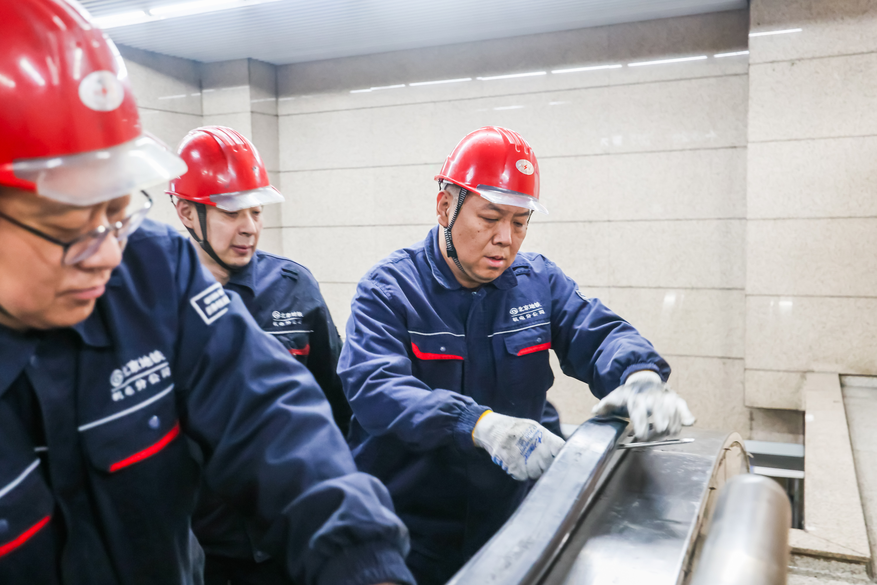 DW260219节日我在岗地铁电梯维修汪轶群4