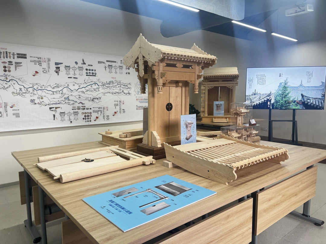 “平城学堂大同古建研学理念展”中独立柱垂花门模型，让乡土营造可看可触可拼.jpg