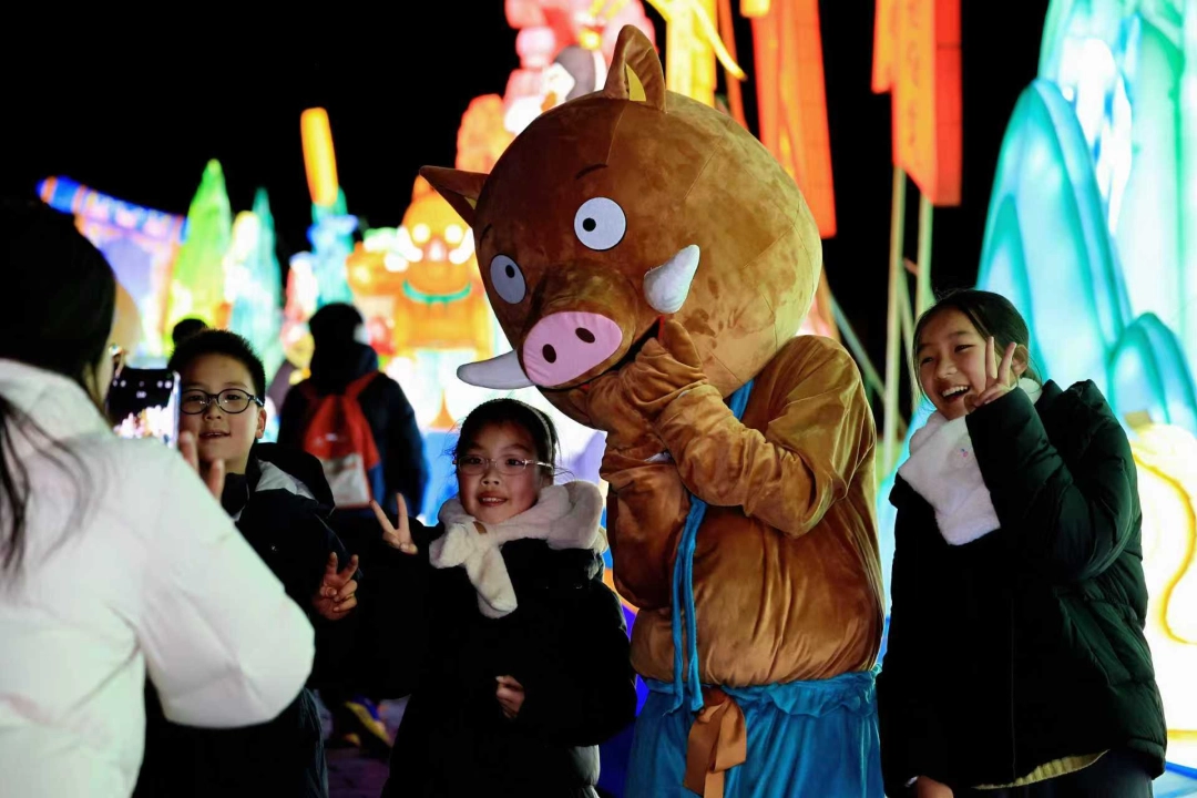 游客在灯会和“浪浪山小妖怪”主题玩偶合照.jpg