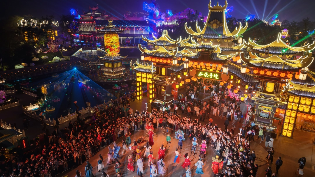 河南开封万岁山武侠城景区灯火璀璨，游客络绎不绝，夜游氛围热烈。河南日报记者 聂冬晗 摄2.jpg