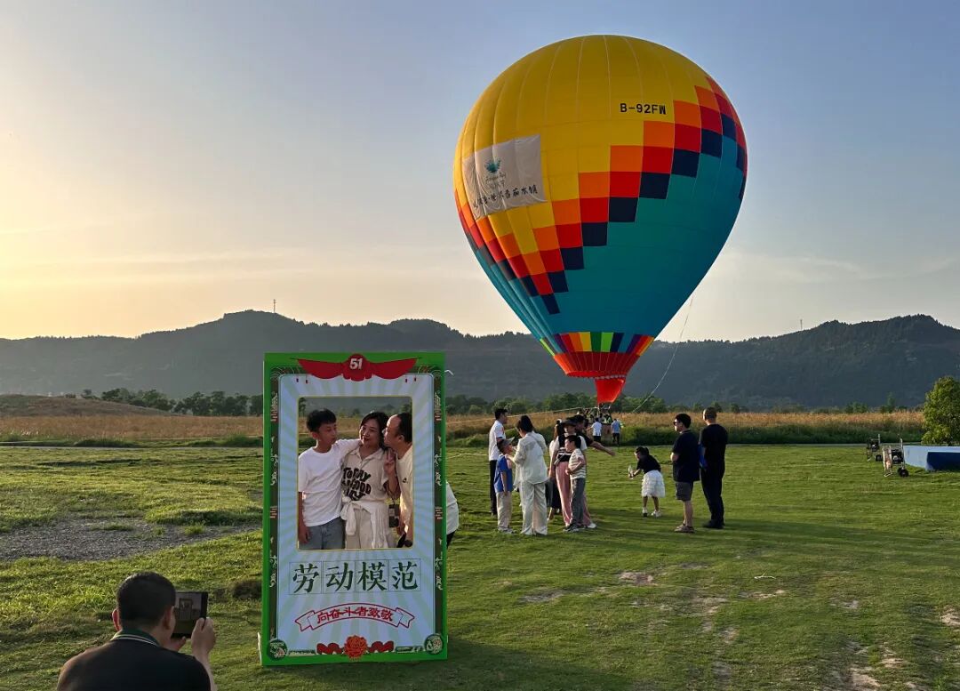 南充市融媒体中心记者 乐校臣 摄凤仪湾·中法农业科技园游客体验低空经济t1746419894575.jpg