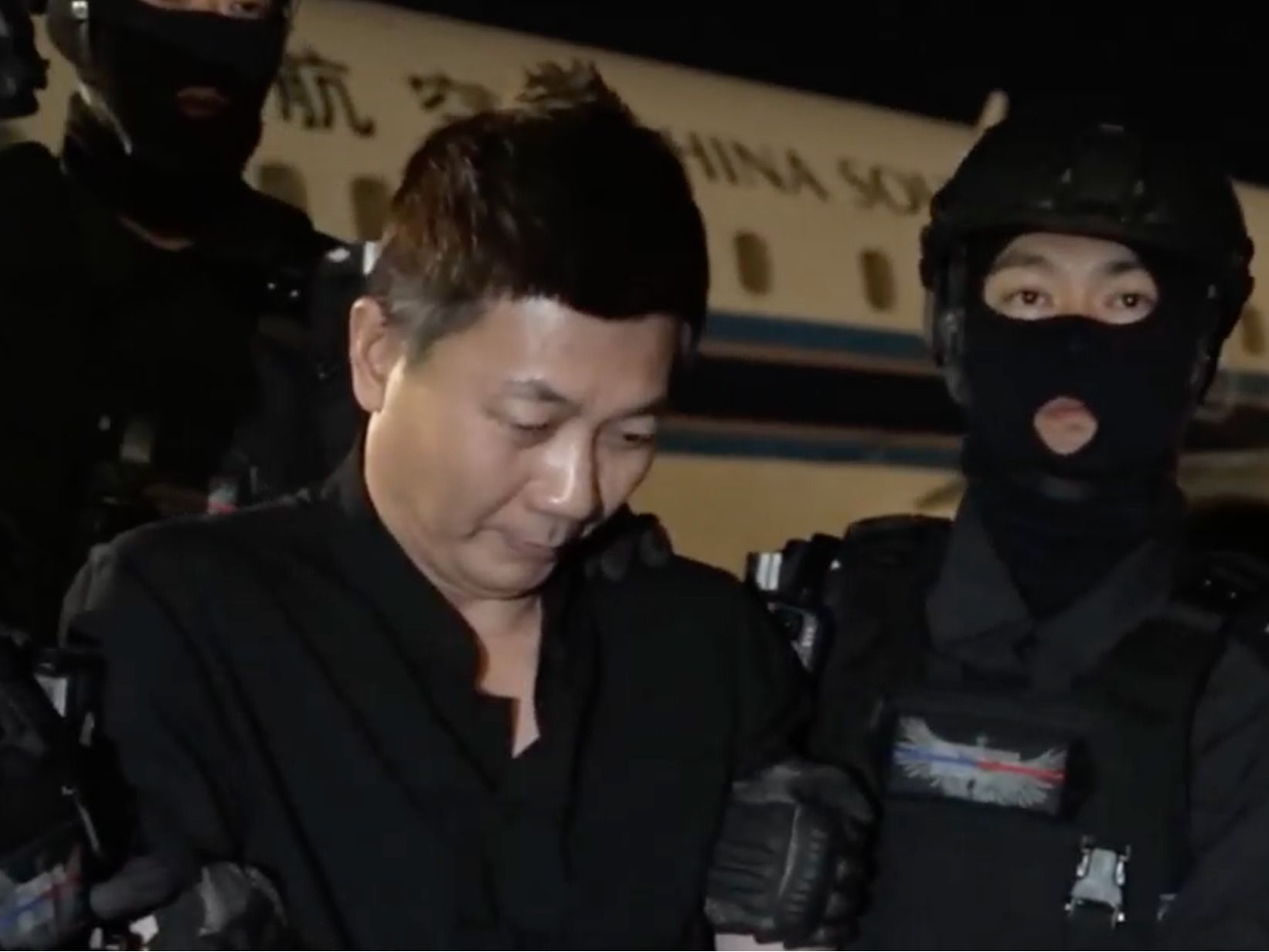 陈志犯罪集团重要骨干成员刘忍被从柬埔寨押解回国_京报网