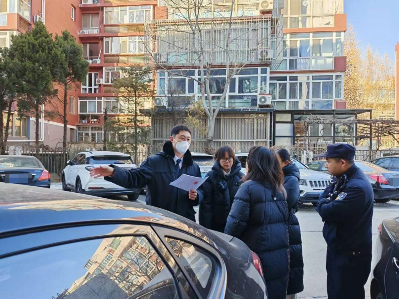 /Users/zhouchushu/Desktop/投稿京华实践/清破庭法官协助完成车辆接管.JPG清破庭法官协助完成车辆接管