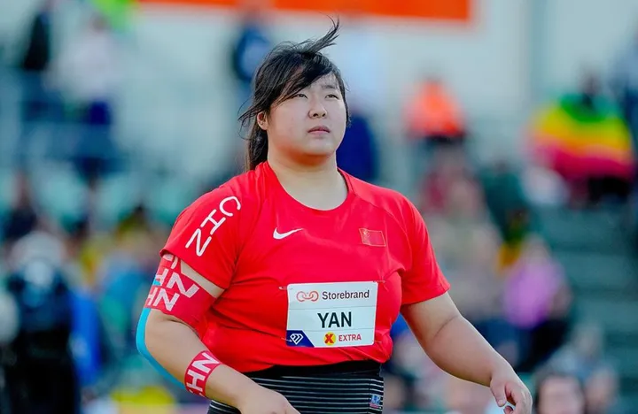 严子怡赛场特写：红色队服、号码布 YAN，凝神蓄力
