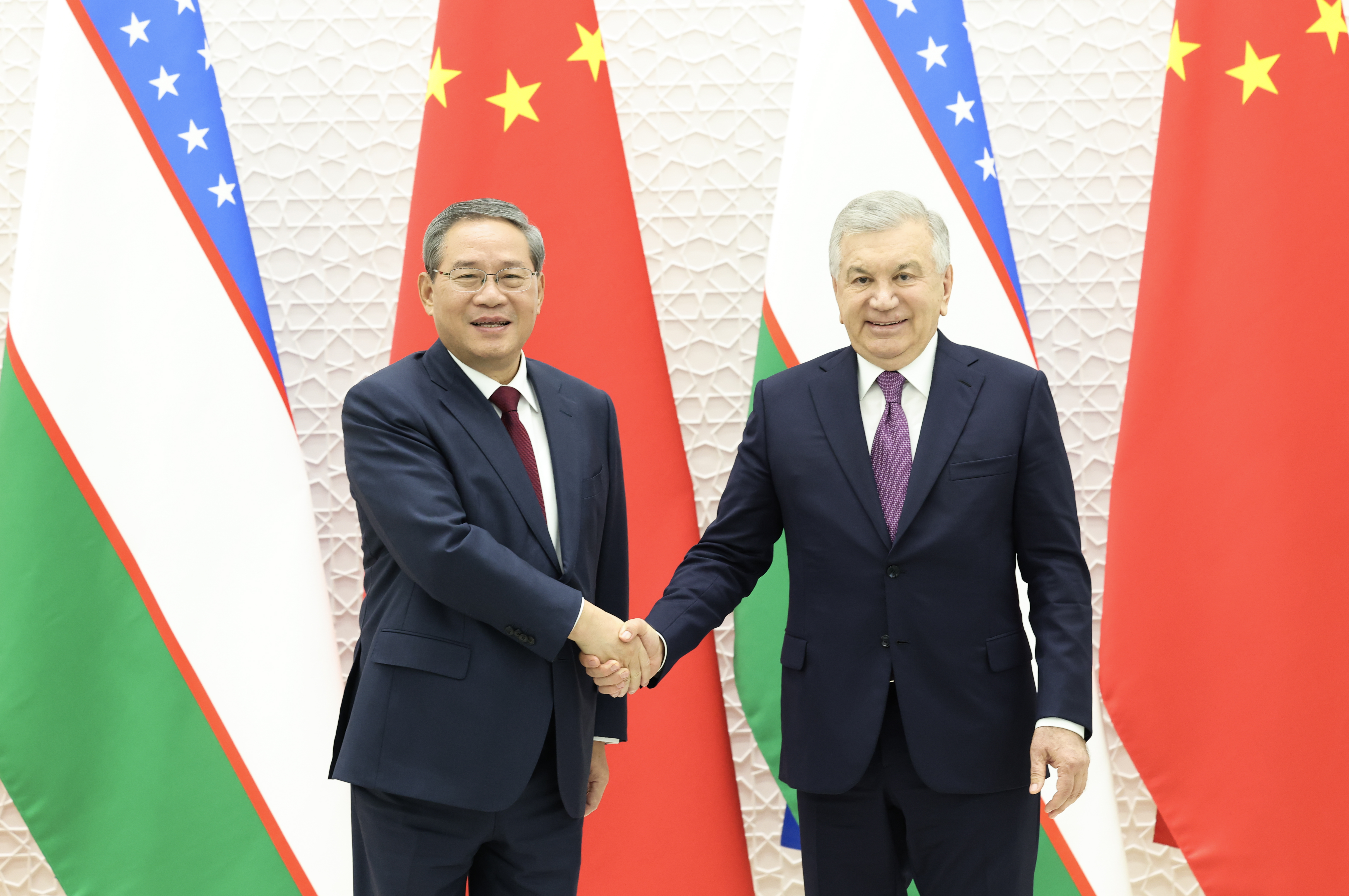 李强会见乌兹别克斯坦总统米尔济约耶夫