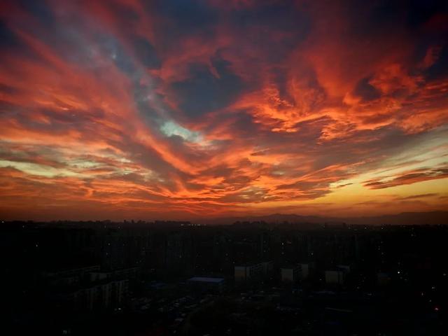 12月第一天北京橘粉烈焰晚霞，你拍到了吗？下下下下下周就2025了！