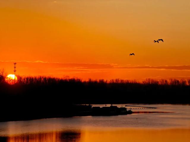 12月第一天北京橘粉烈焰晚霞，你拍到了吗？下下下下下周就2025了！