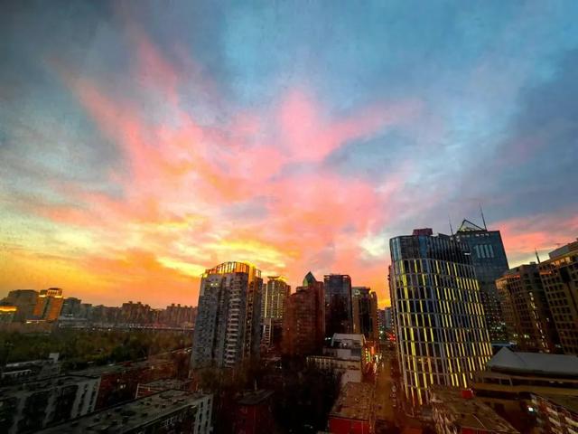 12月第一天北京橘粉烈焰晚霞，你拍到了吗？下下下下下周就2025了！