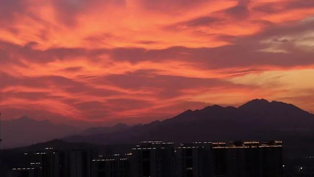 12月第一天北京橘粉烈焰晚霞，你拍到了吗？下下下下下周就2025了！