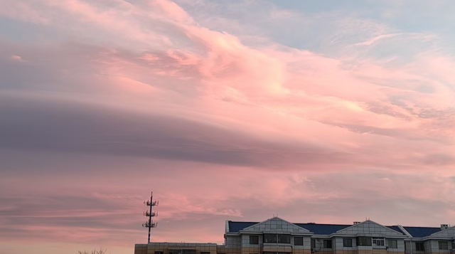 12月第一天北京橘粉烈焰晚霞，你拍到了吗？下下下下下周就2025了！