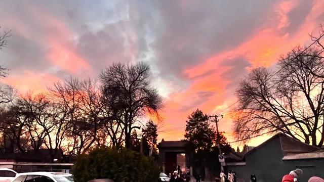 12月第一天北京橘粉烈焰晚霞，你拍到了吗？下下下下下周就2025了！