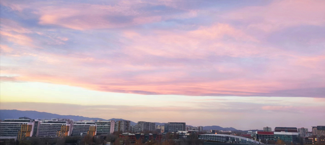 12月第一天北京橘粉烈焰晚霞，你拍到了吗？下下下下下周就2025了！