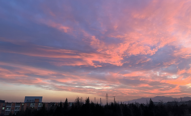 12月第一天北京橘粉烈焰晚霞，你拍到了吗？下下下下下周就2025了！
