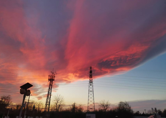 12月第一天北京橘粉烈焰晚霞，你拍到了吗？下下下下下周就2025了！