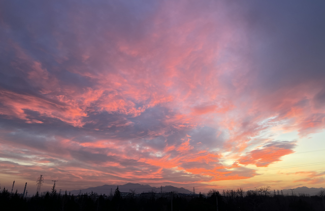 12月第一天北京橘粉烈焰晚霞，你拍到了吗？下下下下下周就2025了！