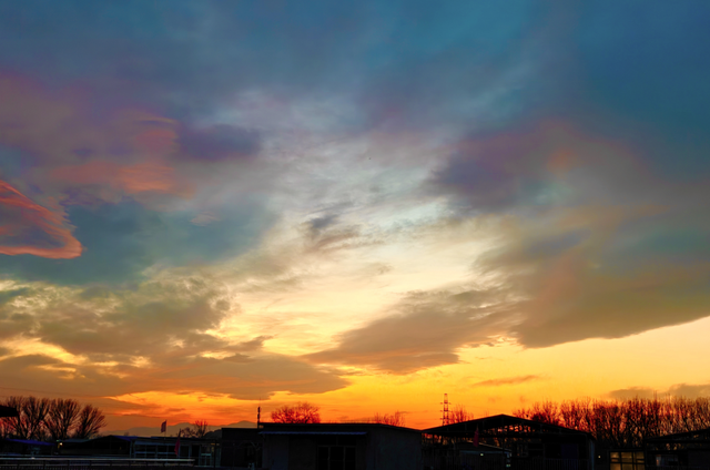 12月第一天北京橘粉烈焰晚霞，你拍到了吗？下下下下下周就2025了！