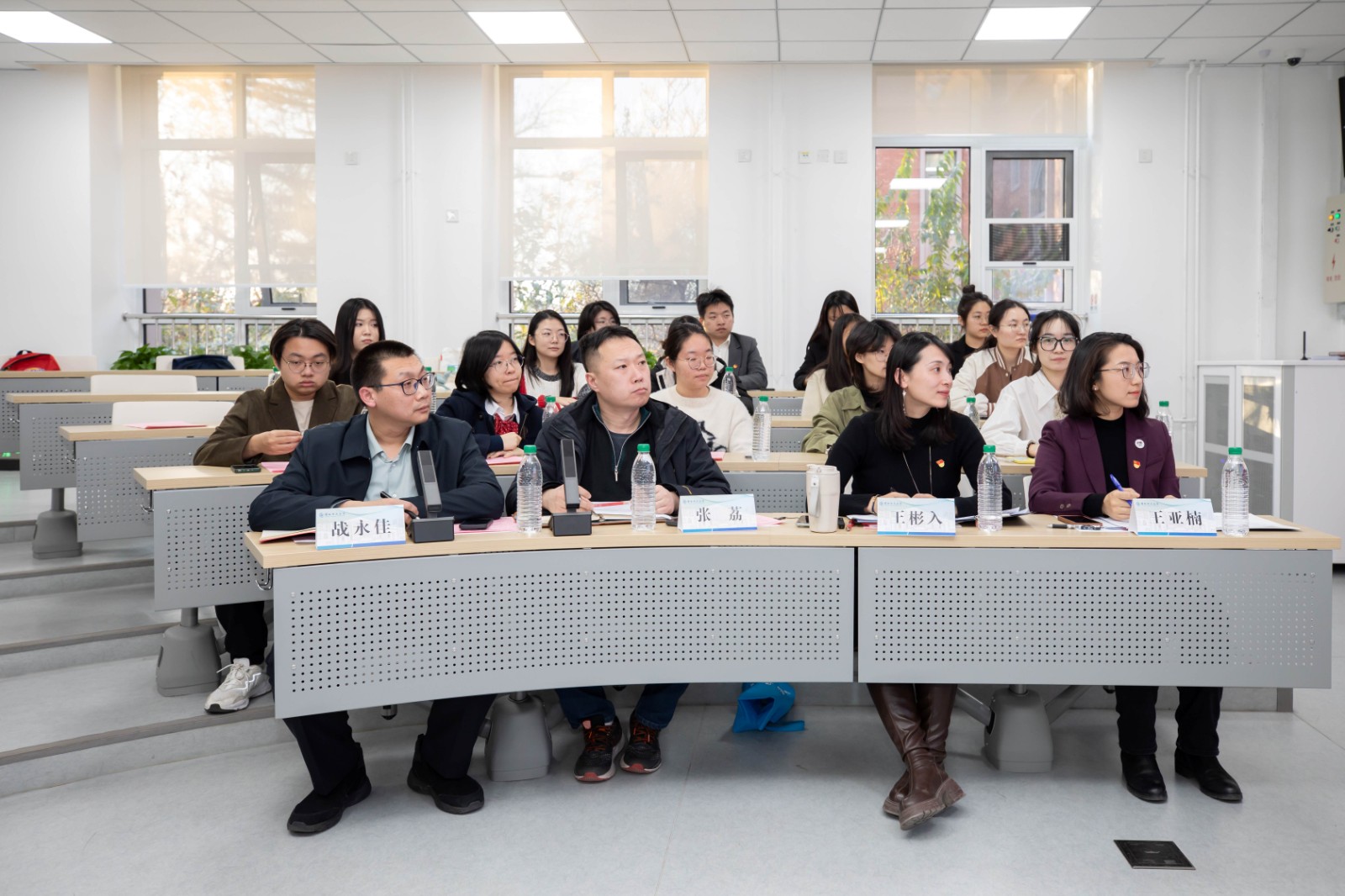 首都师范大学外国语学院本科生党支部与机关教师党支部联学联建暨“第一班主任”聘任仪式成功举行