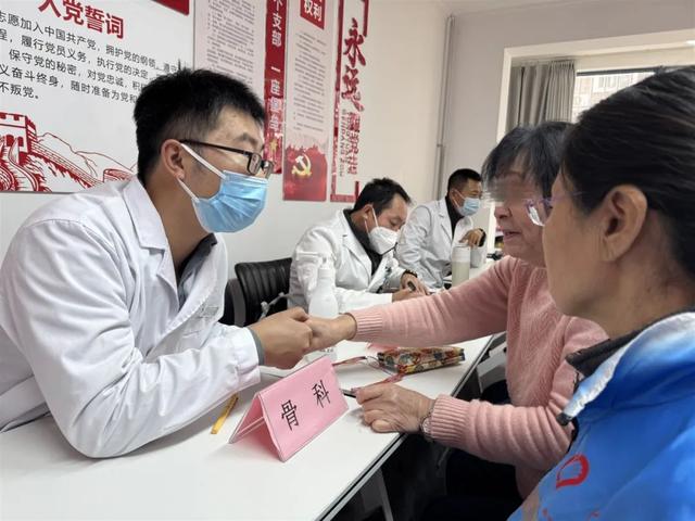 【汤医新闻】北京小汤山医院医疗专家团队赴天通北苑第一东社区开展 “医心为民”义诊、宣教活动