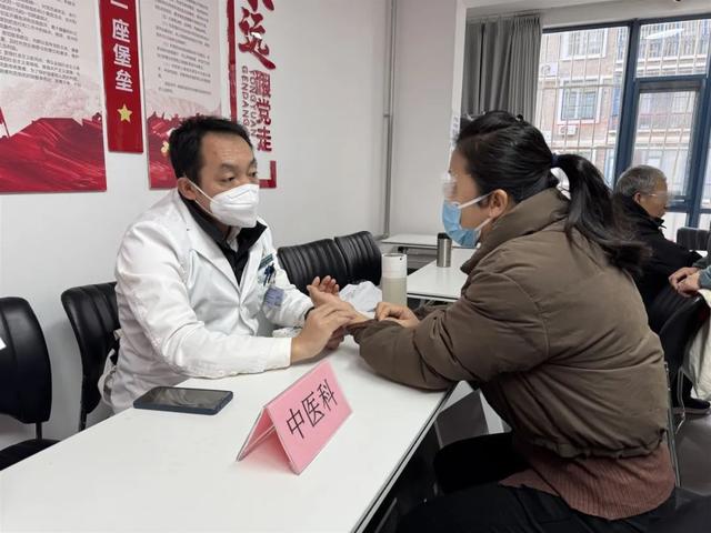 【汤医新闻】北京小汤山医院医疗专家团队赴天通北苑第一东社区开展 “医心为民”义诊、宣教活动