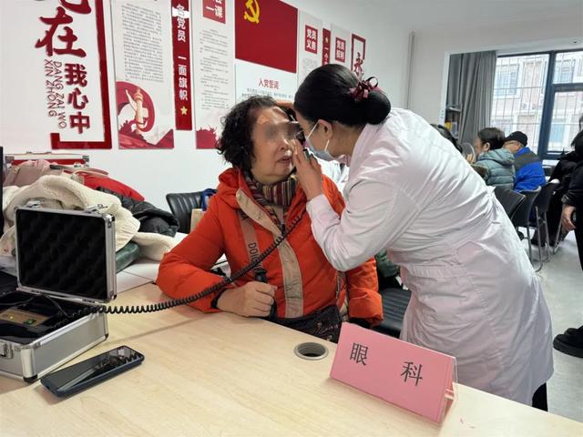 【汤医新闻】北京小汤山医院医疗专家团队赴天通北苑第一东社区开展 “医心为民”义诊、宣教活动