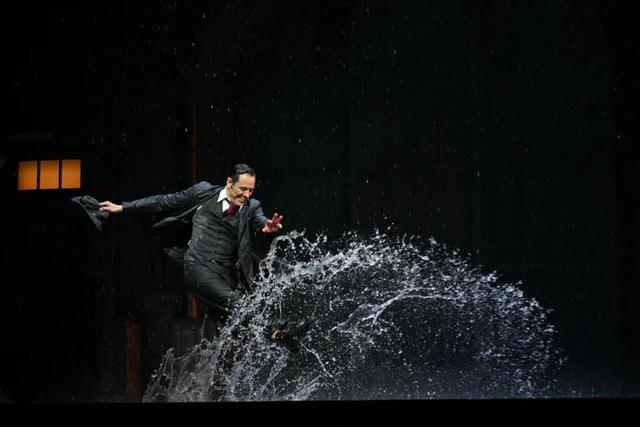 北京首演｜六吨水泼出一场视听盛宴，《雨中曲》如何惊艳京城？